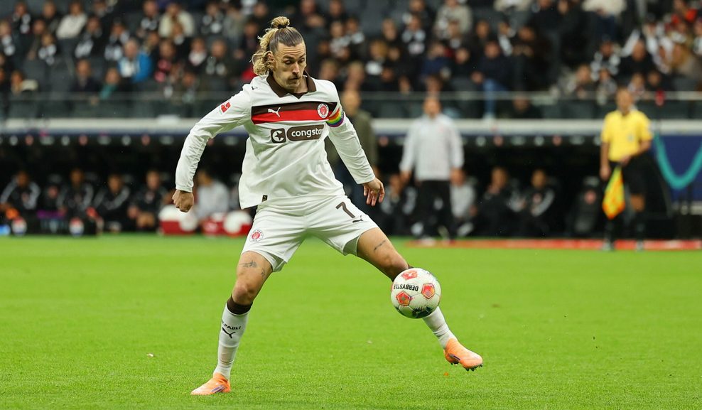 St. Pauli-Kapitän Jackson Irvine am Ball