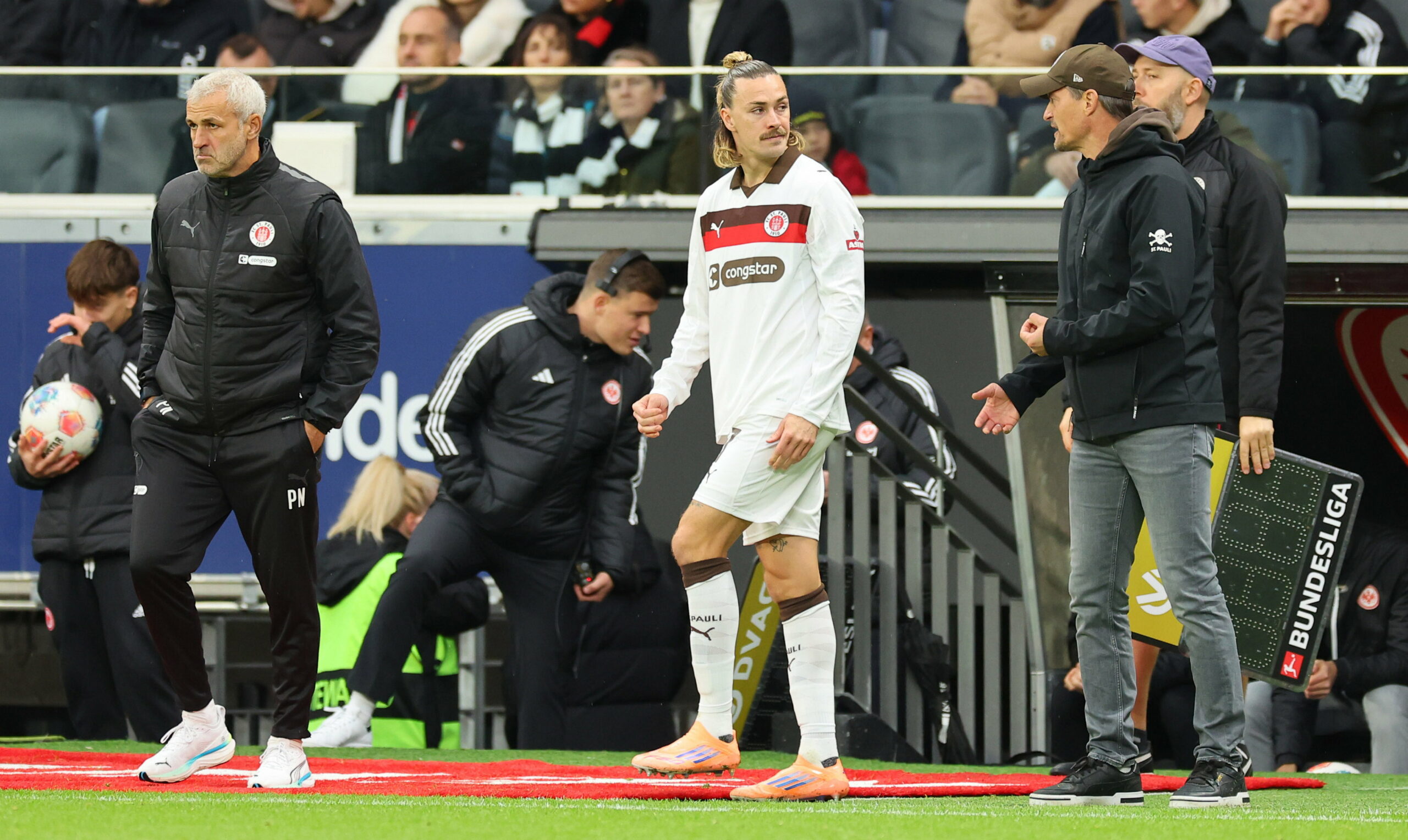 St. Pauli-Kapitän Jackson Irvine kurz vor seiner Einwechslung im Spiel bei Eintracht Frankfurt