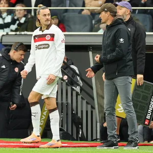 St. Pauli-Kapitän Jackson Irvine kurz vor seiner Einwechslung im Spiel bei Eintracht Frankfurt