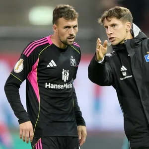 Jonas Meffert bekommt Anweisungen von Loic Favé