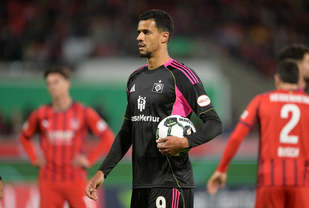 Robert Glatzel bringt den HSV per Elfmeter in Führung.