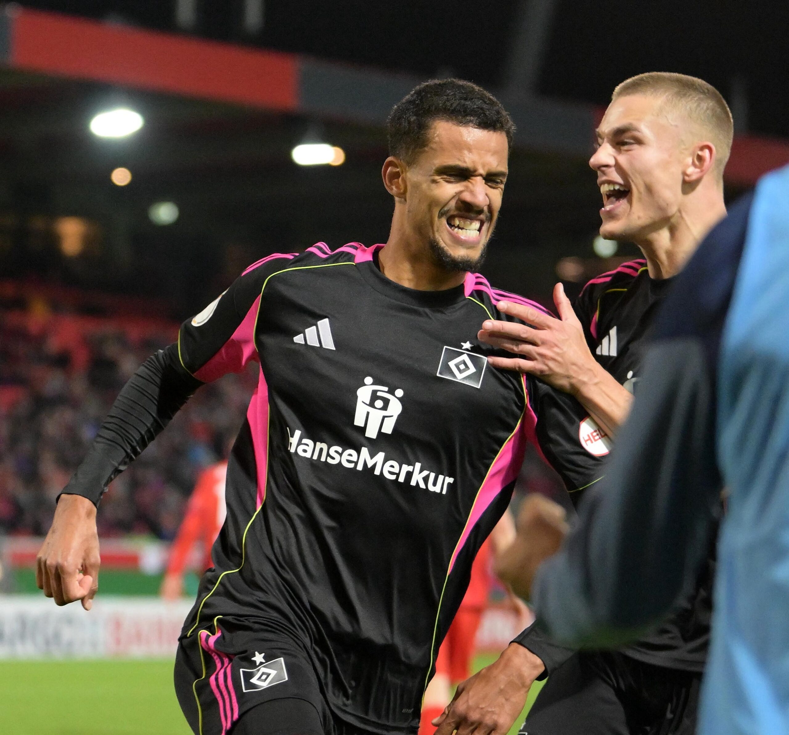 Robert Glatzel feiert seinen Siegtreffer mit Miro Muheim.