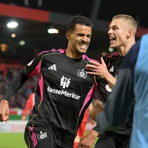 Robert Glatzel feiert seinen Siegtreffer mit Miro Muheim.