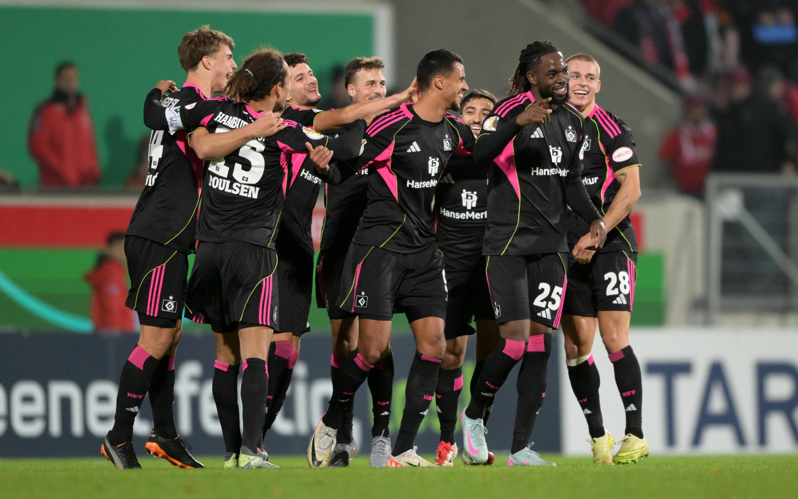 Die HSV-Profis jubeln über den späten Siegtreffer in Heidenheim.