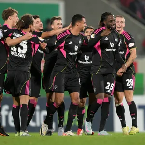 Die HSV-Profis jubeln über den späten Siegtreffer in Heidenheim.