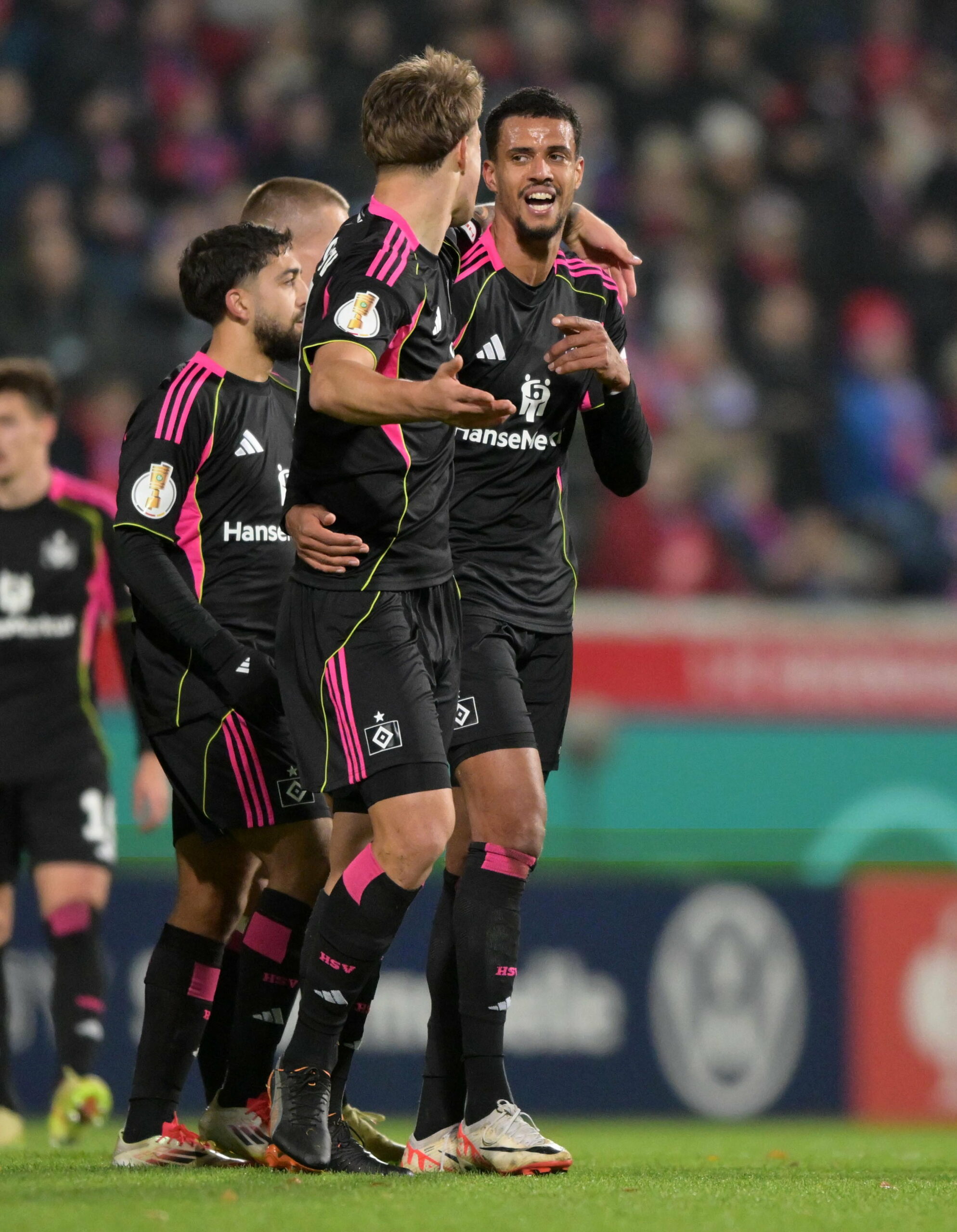 Luka Vuskovic umarmt Robert Glatzel beim Torjubel