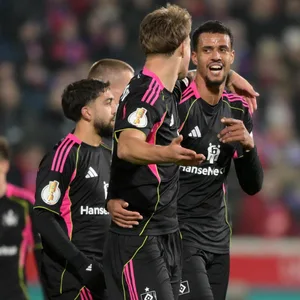 Luka Vuskovic umarmt Robert Glatzel beim Torjubel