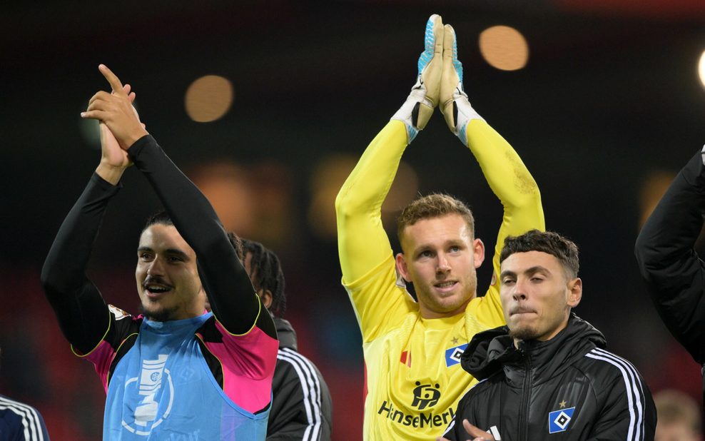 Daniel Peretz klatscht über dem Kopf in die Hände