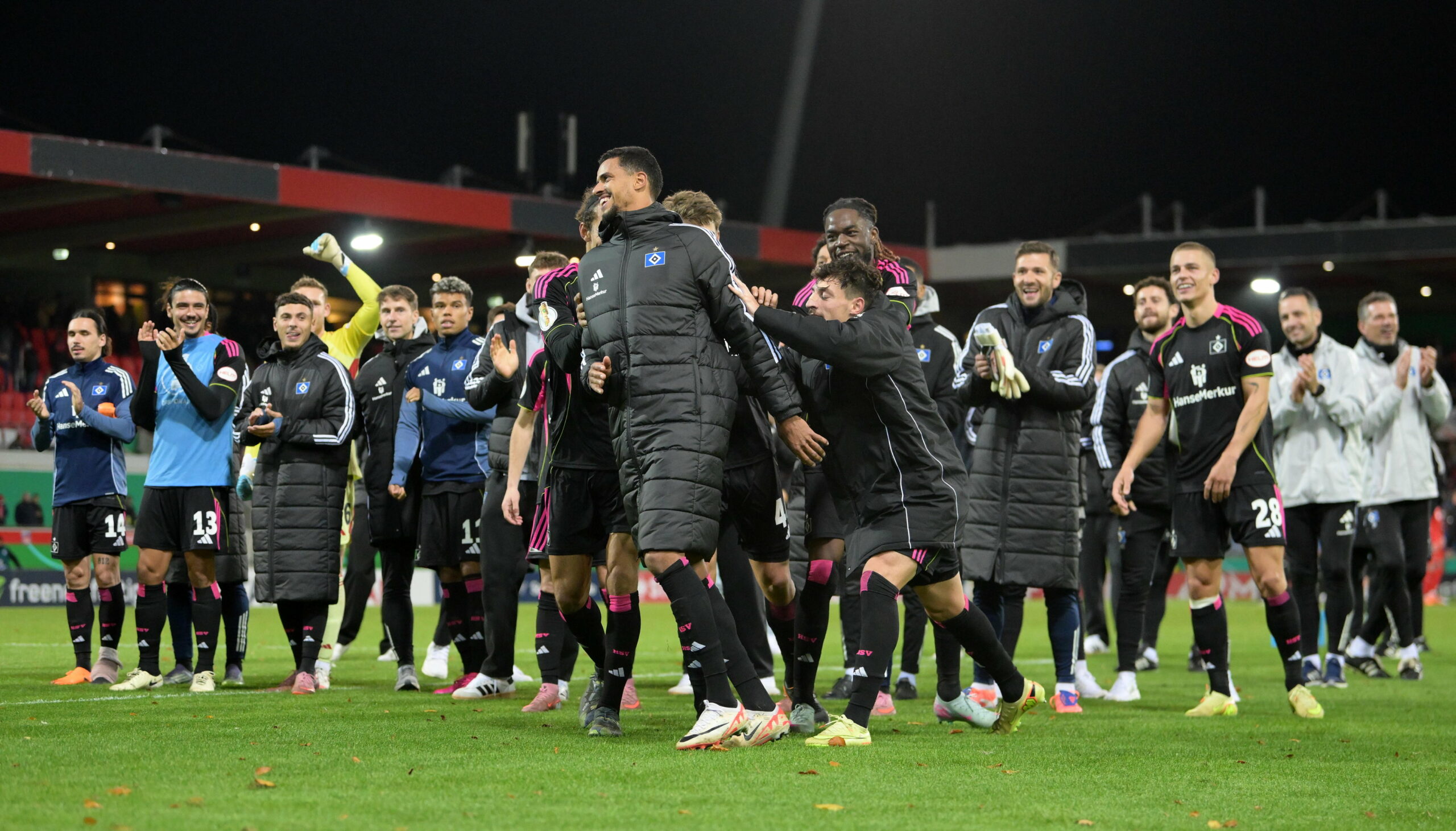Die HSV-Profis schieben Robert Glatzel vor die Fans