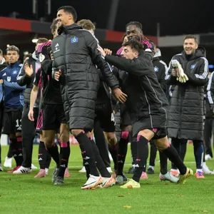 Die HSV-Profis schieben Robert Glatzel vor die Fans