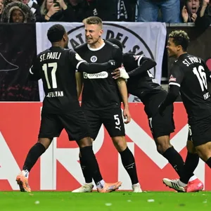 Hauke Wahl jubelt mit Dapo Afolayan über das frühe 1:0.