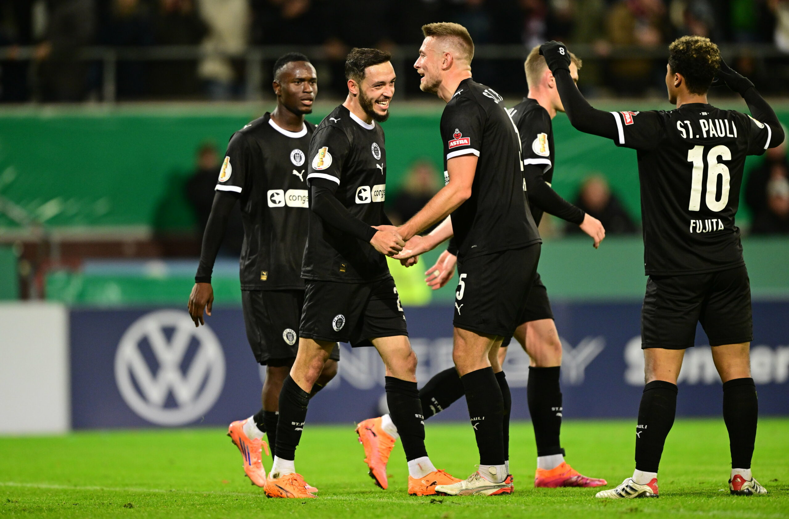 Jubelnde St. Pauli-Profis nach dem Elfmeter-Drama gegen Hoffenheim