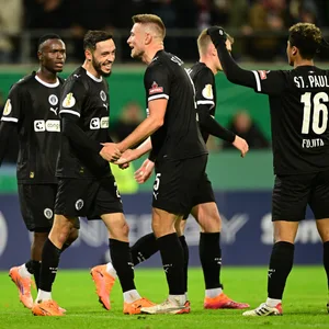 Jubelnde St. Pauli-Profis nach dem Elfmeter-Drama gegen Hoffenheim