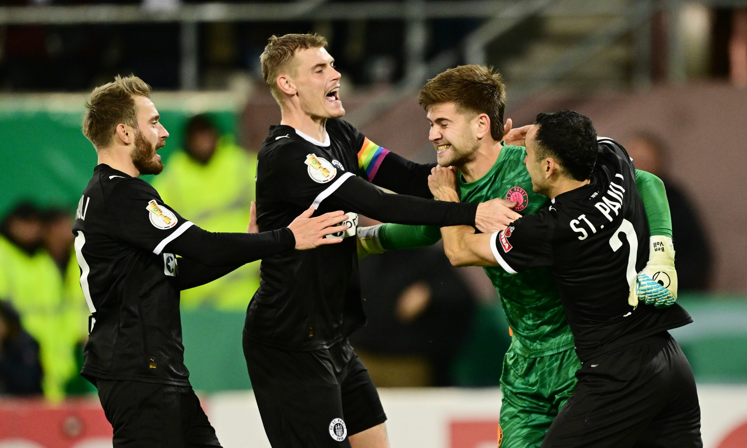 Ben Voll wird nach dem letzten Hoffenheimer Elfmeter von seinen Kollegen gefeiert.