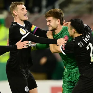 Ben Voll wird nach dem letzten Hoffenheimer Elfmeter von seinen Kollegen gefeiert.