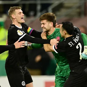 Ben Voll wird nach dem letzten Hoffenheimer Elfmeter von seinen Kollegen gefeiert.