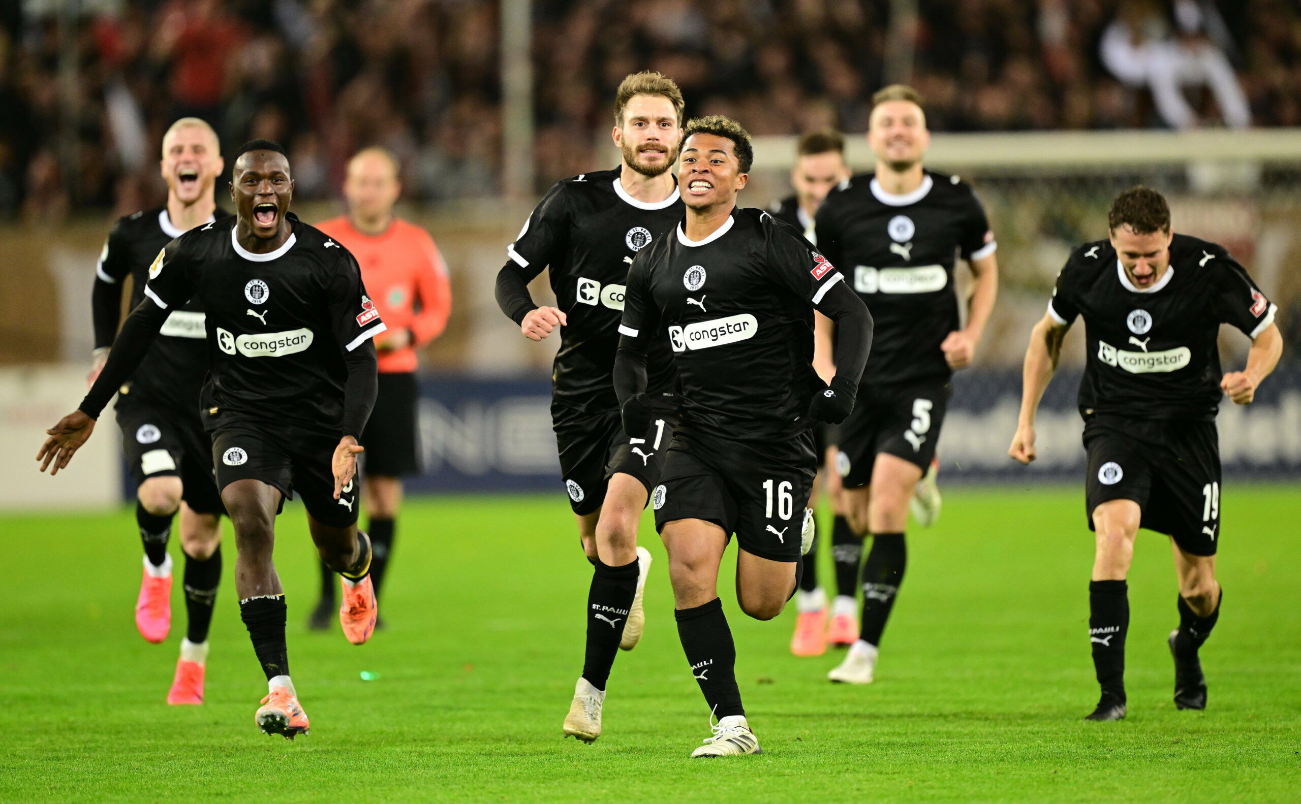 Louis Oppie, Abdoulie Ceesay, Lars Ritzka, Joel Chima Fujita, Hauke Wahl und Martijn Kaars laufen jubelnd über den Platz