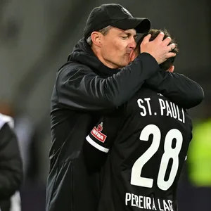 Alexander Blessin freute sich am Dienstagabend mit Mathias Pereira Lage über dessen wichtiges Tor zum 2:2-Ausgleich.