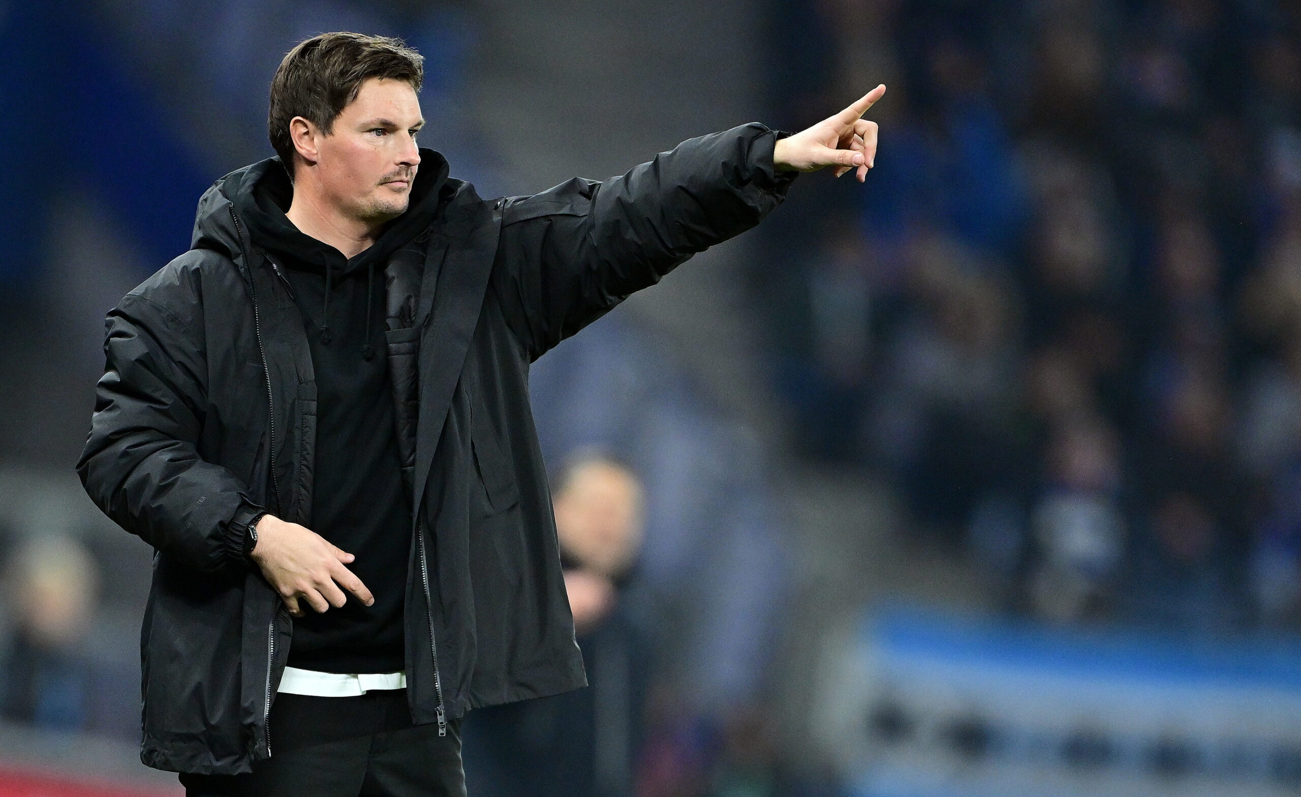 Merlin Polzin zeigt auf das Spielfeld.