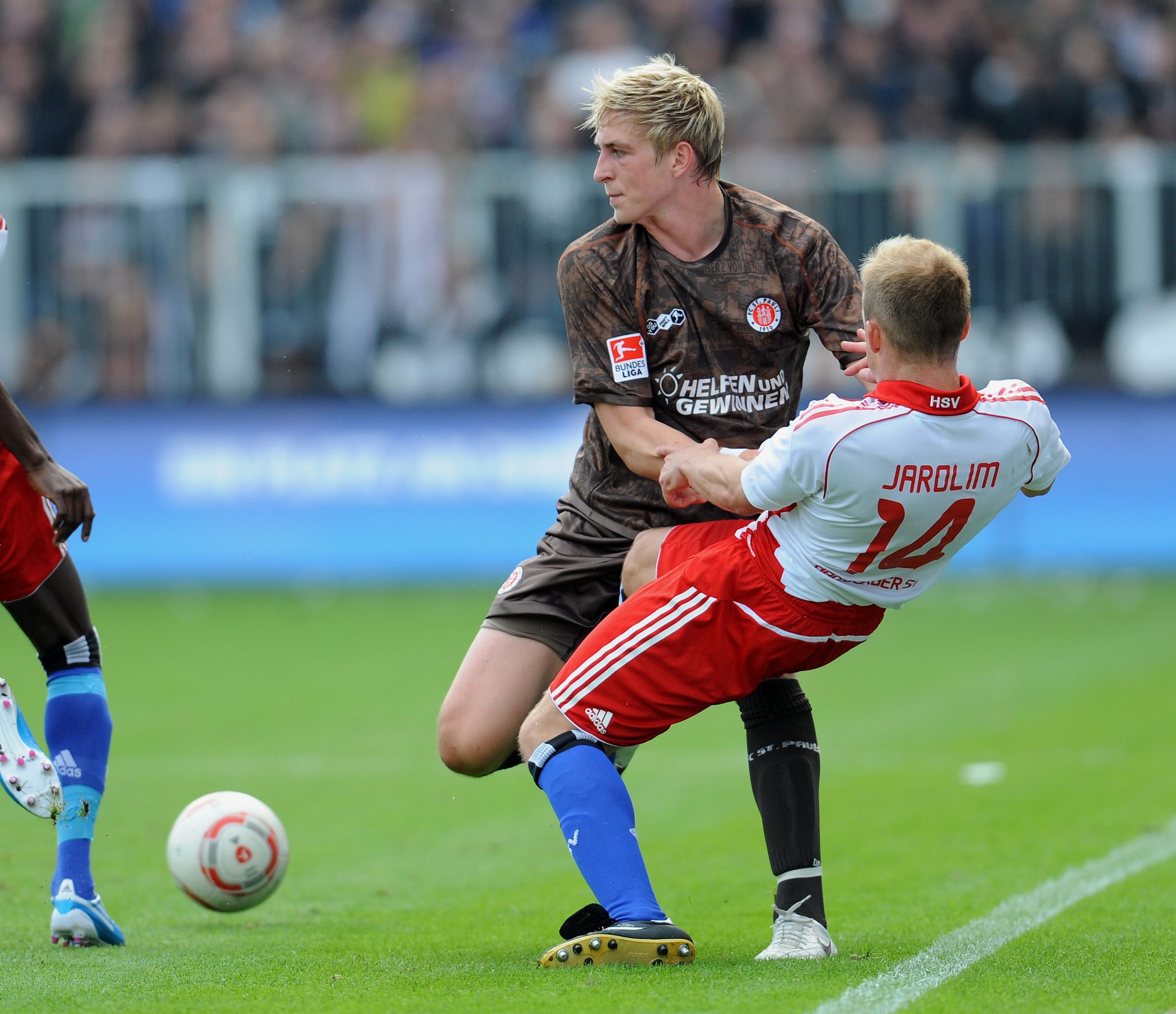 Bastian Oczipka im Zweikampf mit David Jarolim