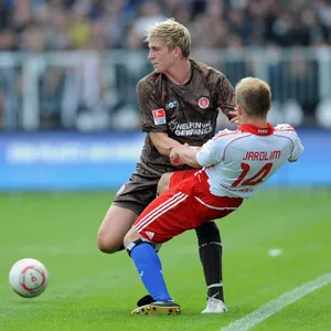 Bastian Oczipka im Zweikampf mit David Jarolim