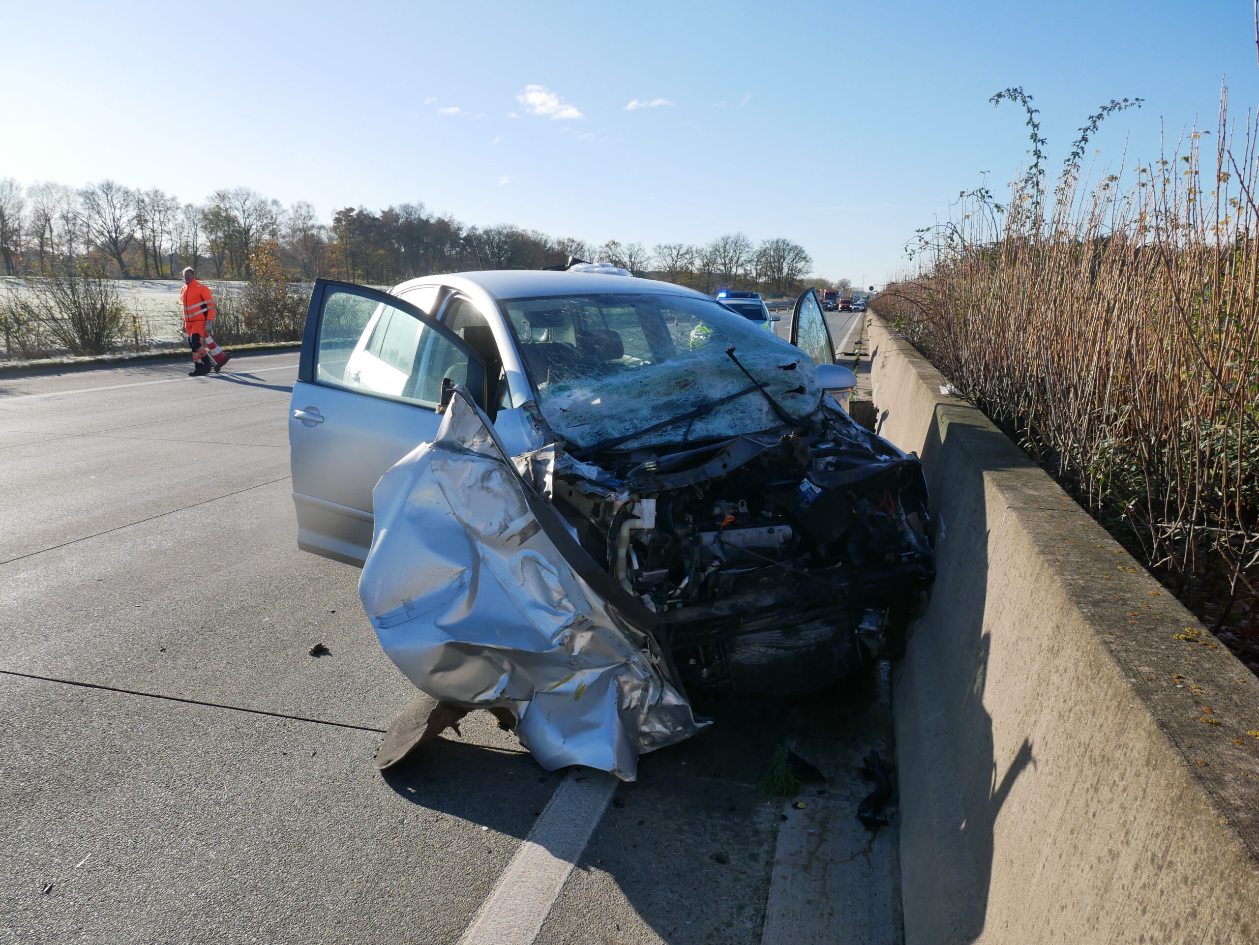 Der VW Gold steht mit zerstörter Frontseite an der Betonmittelschutzplanke.