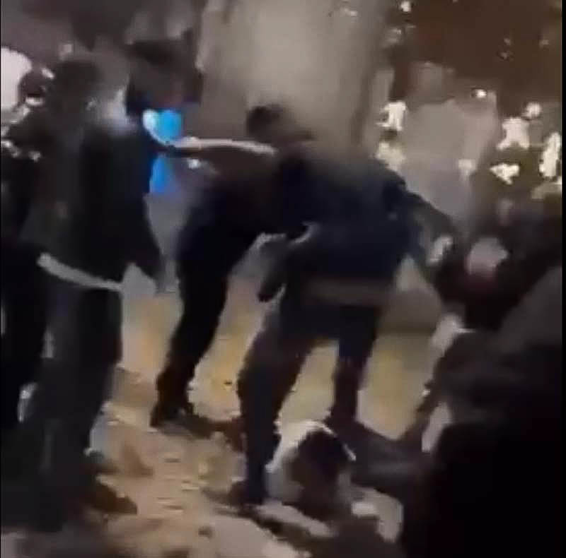 Gewaltexzess an der MÖ. Mann geschlagen und fast tit getreten