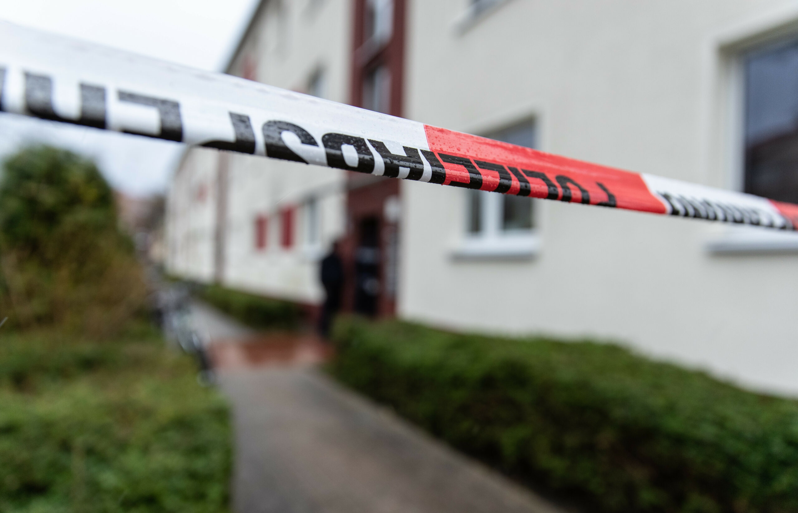 Ein Mann hat sich stundenlang in einer Wohnung verbarrikadiert und einen SEK-Einsatz ausgelöst (Symbolbild).