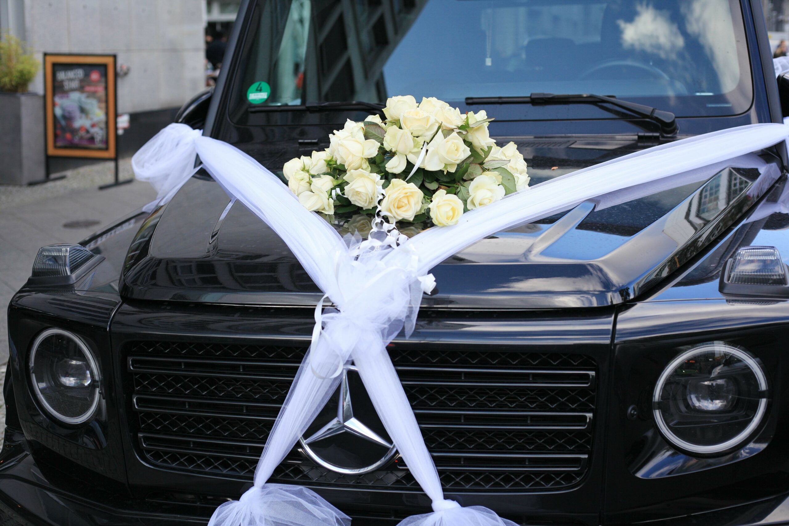 Die Polizei kontrollierte den Fahrer eines dunklen Mercedes (Archivbild).