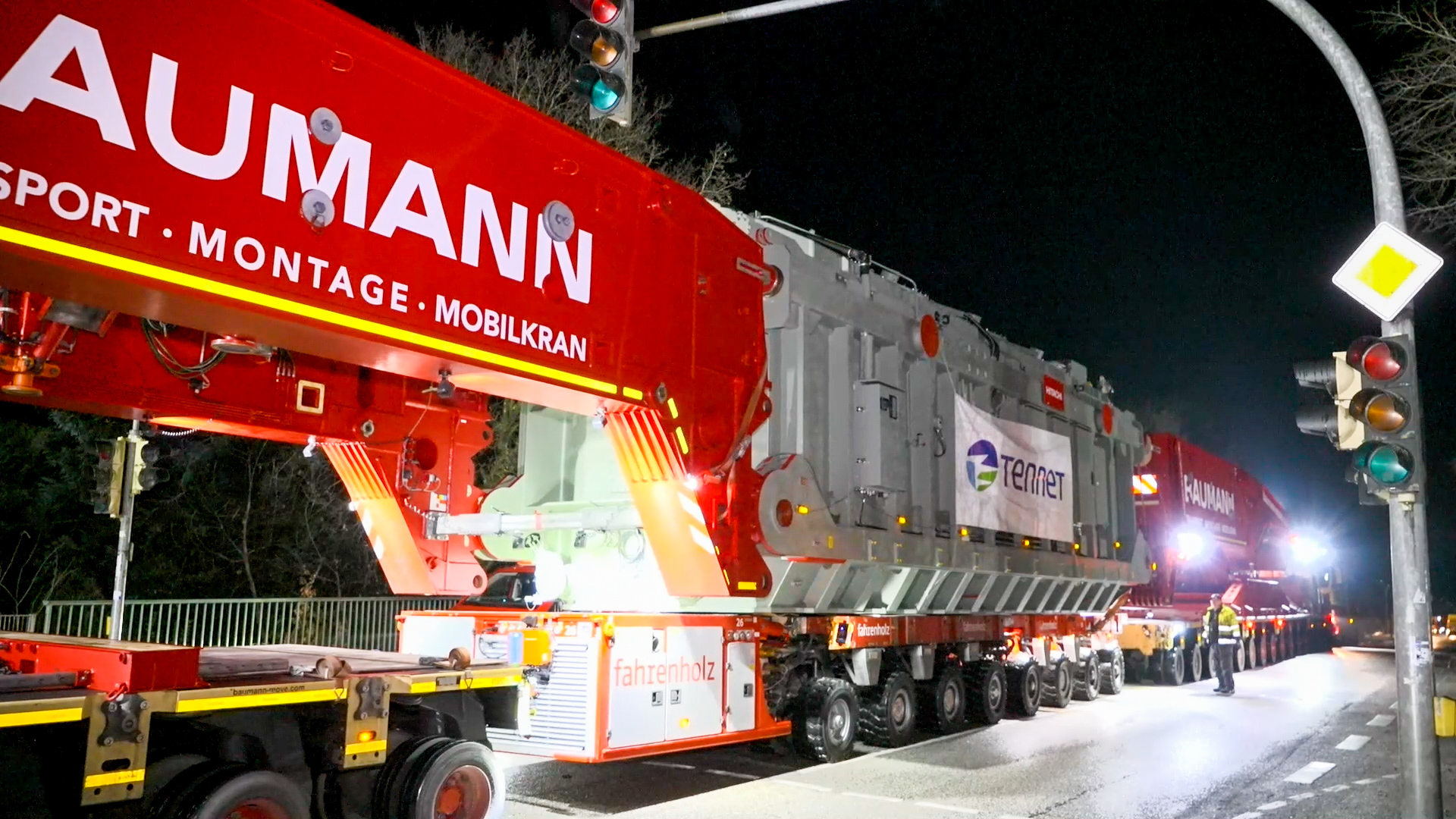 Ein Schwertransport mit 600-Tonnen rollt durch Itzehoe.