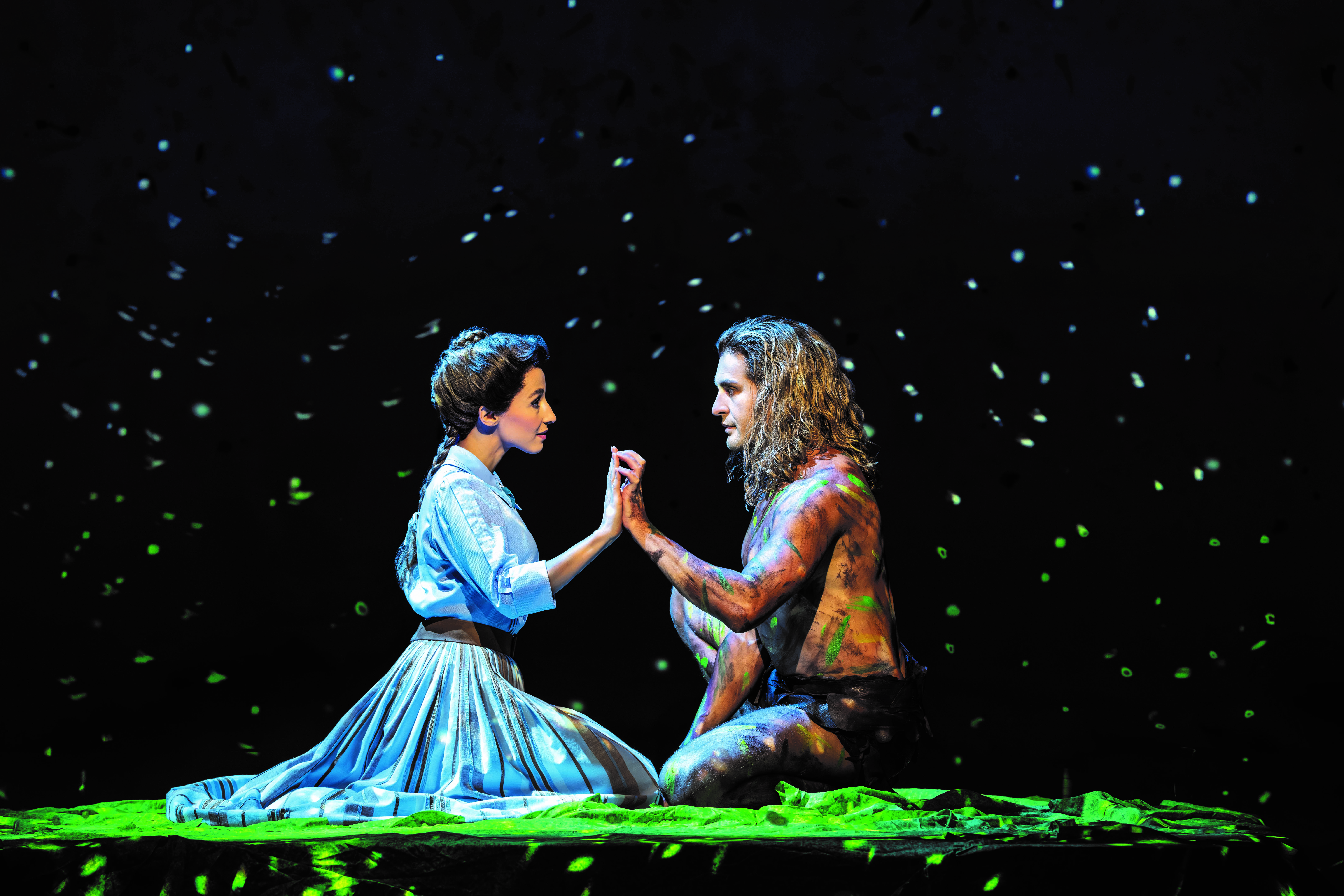 Alexander Klaws als Tarzan und Abla Alaoui als Jane auf der Bühne.