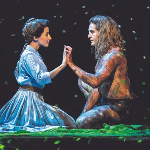 Alexander Klaws als Tarzan und Abla Alaoui als Jane auf der Bühne.