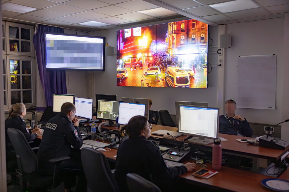 Auf einem Monitor verfolgen die Beamten die Überwachungsaufnahmen auf dem Kiez.