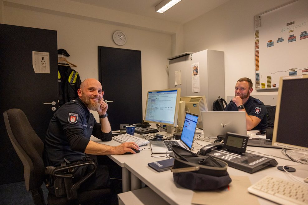 Golo Schreyer und René Fernolendt am Schreibtisch