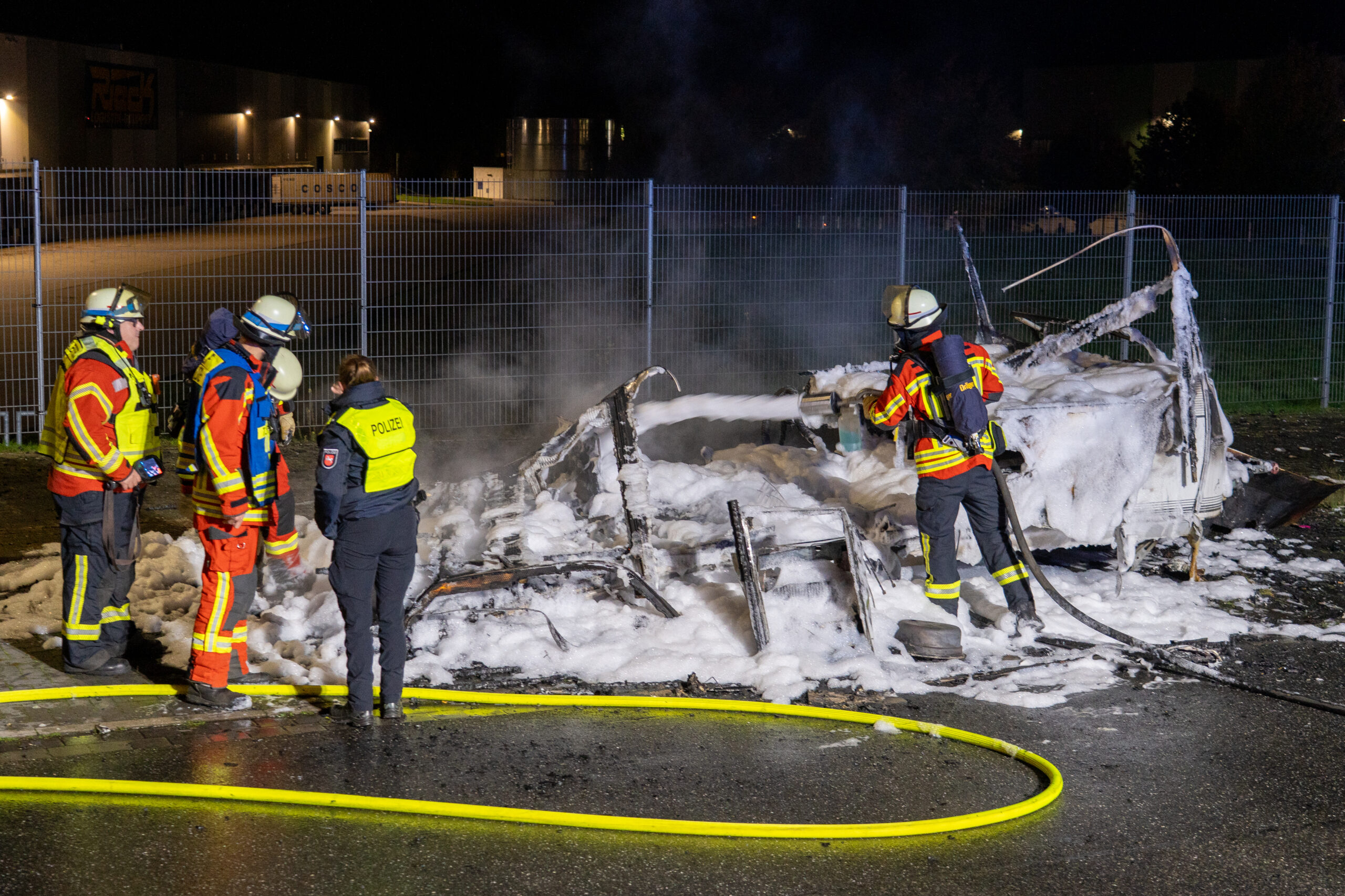 Aus noch ungeklärten Gründen brannte ein Wohnwagen im Landkreis Harburg vollständig aus.