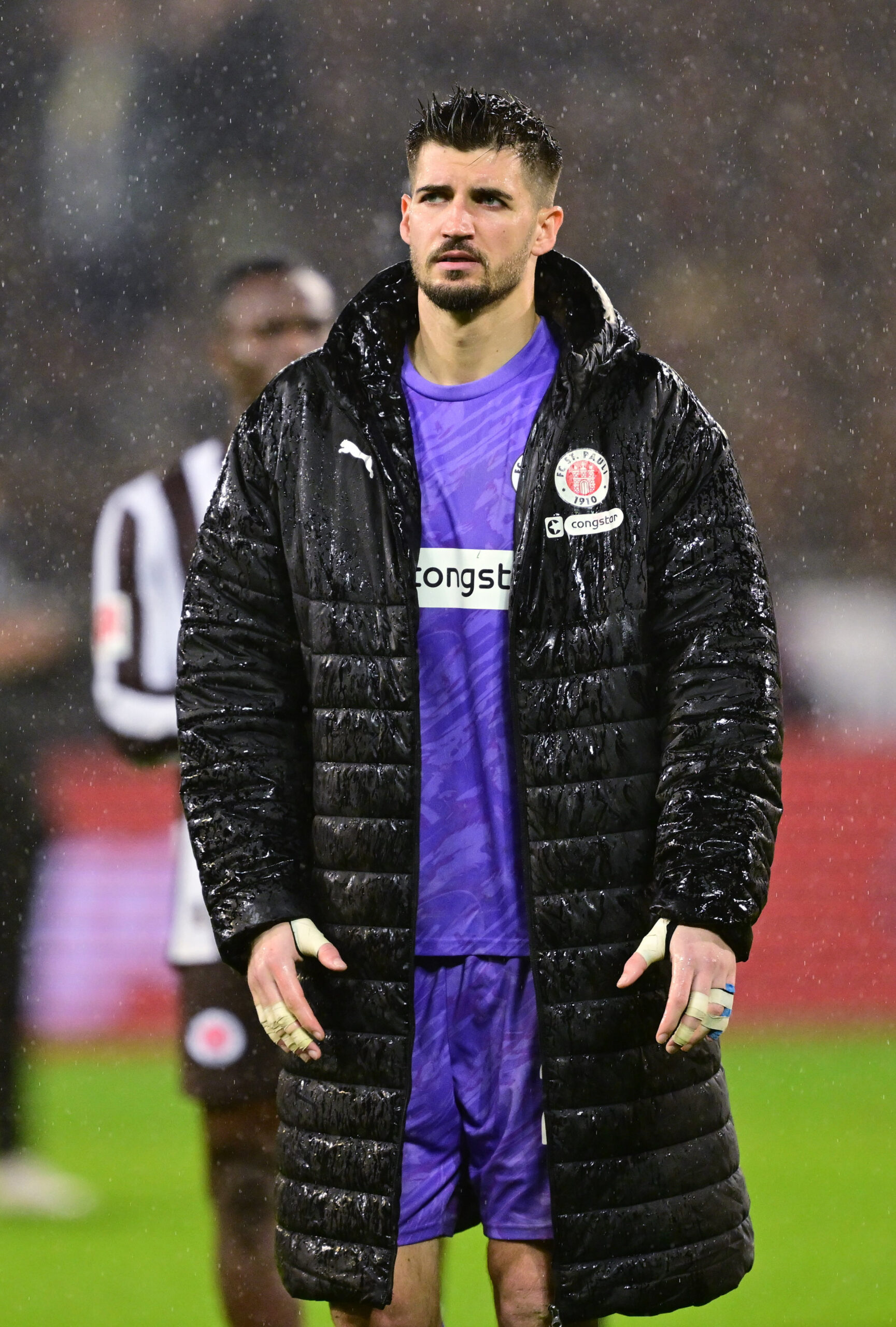 Nikola Vasilj schaut bedröppelt drein