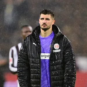 Nikola Vasilj schaut bedröppelt drein