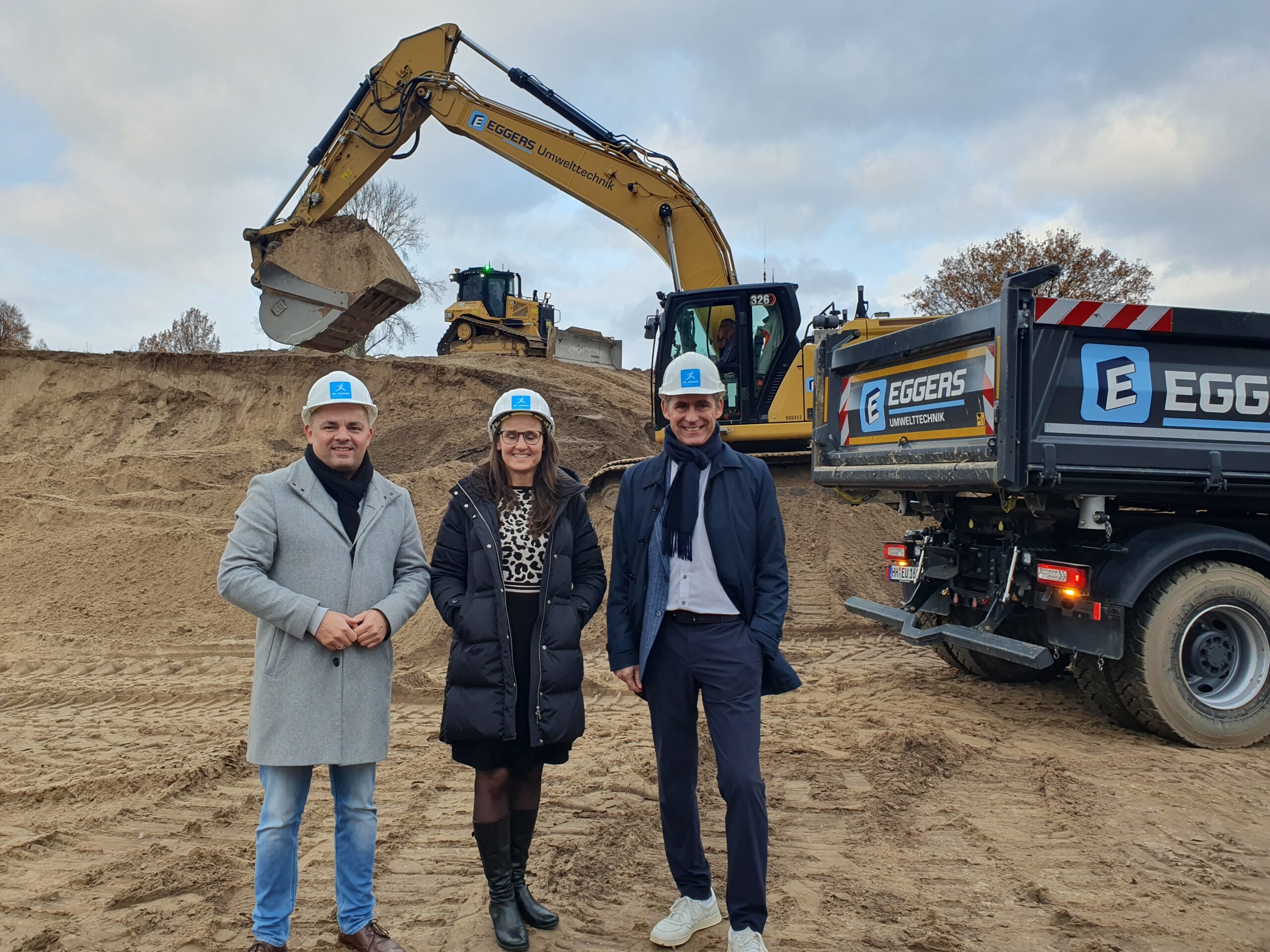 Kay Gätgens, Geschäftsführer der Internationalen Bauausstellung Hamburg stehen vor einem Bagger.