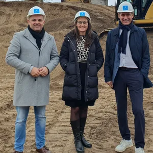 Kay Gätgens, Geschäftsführer der Internationalen Bauausstellung Hamburg stehen vor einem Bagger.