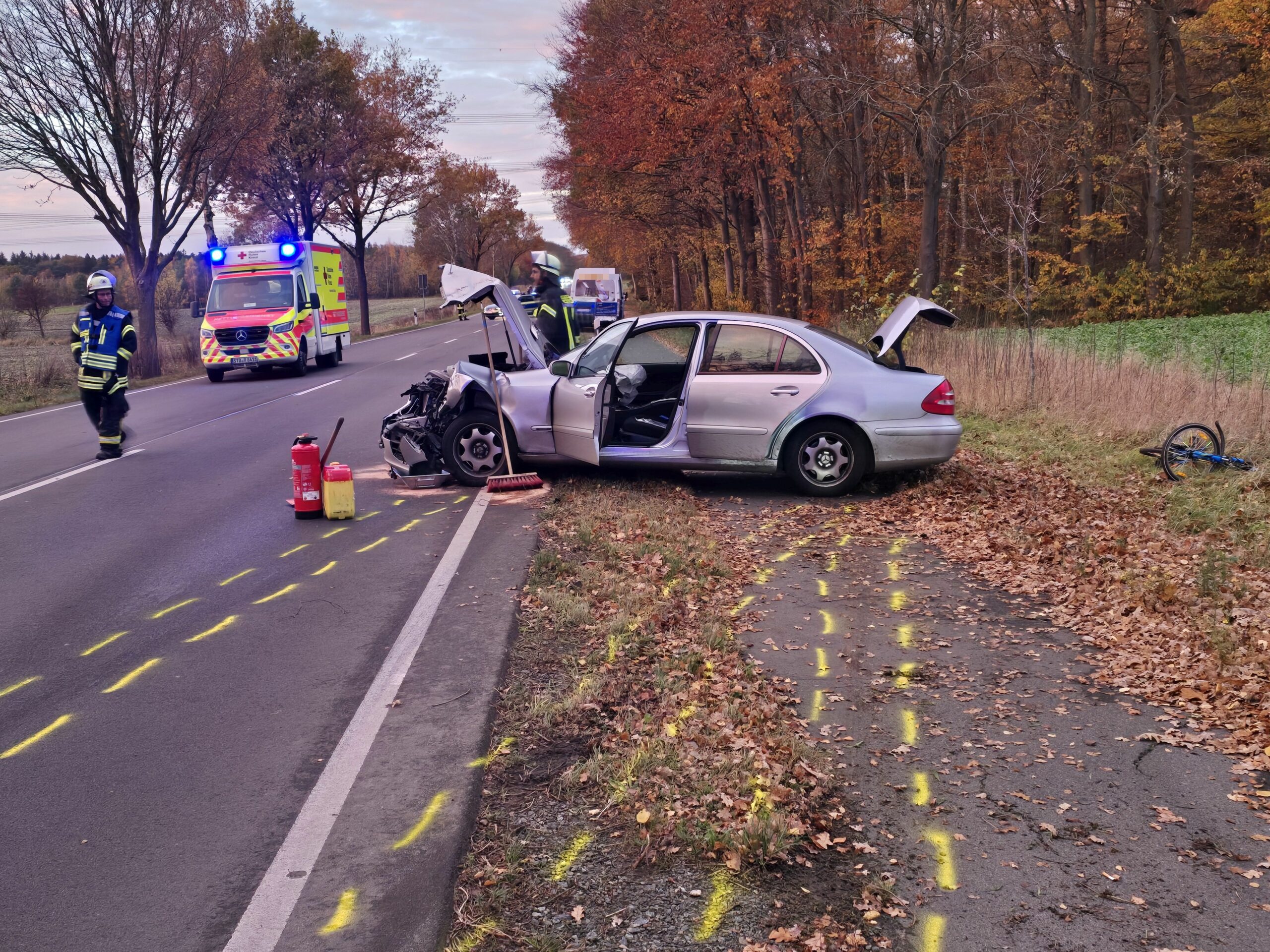 Ein Mercedes steht am Straßenrand.