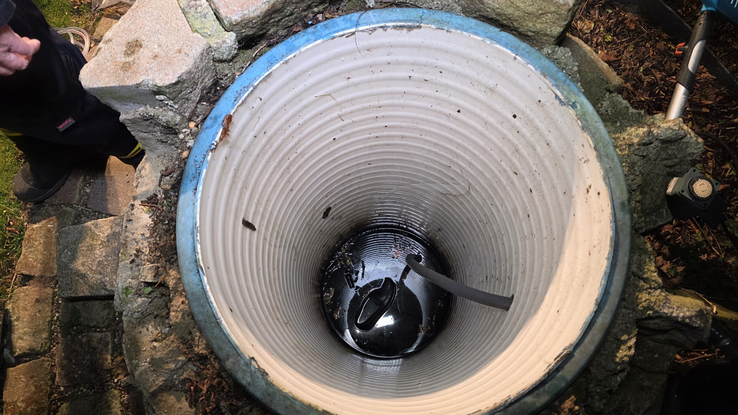 Ein Schuh treibt im Wasser. Hier stürzte eine Frau in den Brunnenschacht und kam ums Leben.