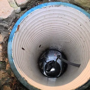 Ein Schuh treibt im Wasser. Hier stürzte eine Frau in den Brunnenschacht und kam ums Leben.