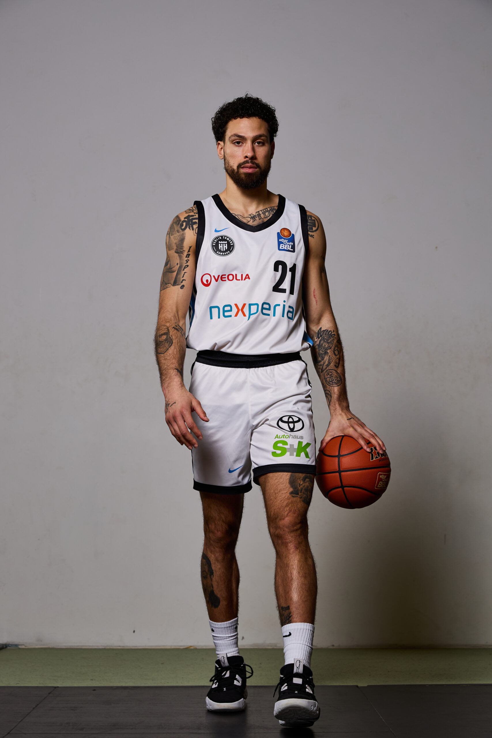 Devon Daniels mit einem Basketball