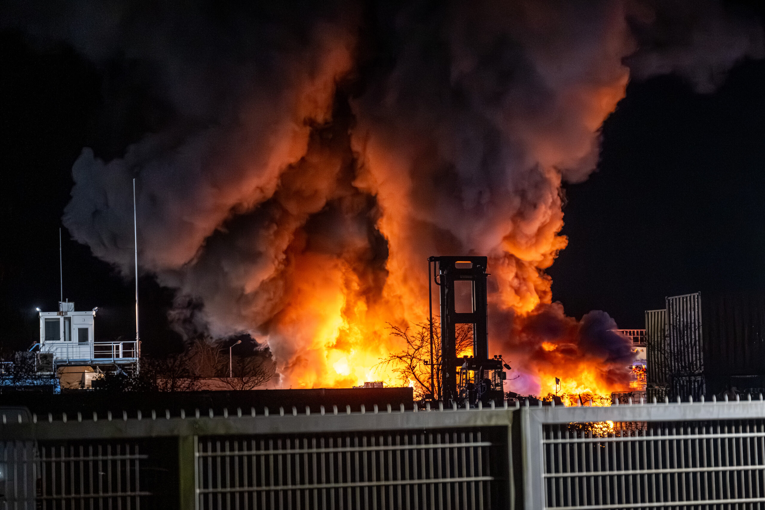 In der Nacht zum Dienstag geriet ein Haufen Elektroschrott in Flensburg in Brand.