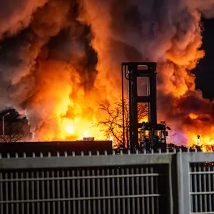 In der Nacht zum Dienstag geriet ein Haufen Elektroschrott in Flensburg in Brand.