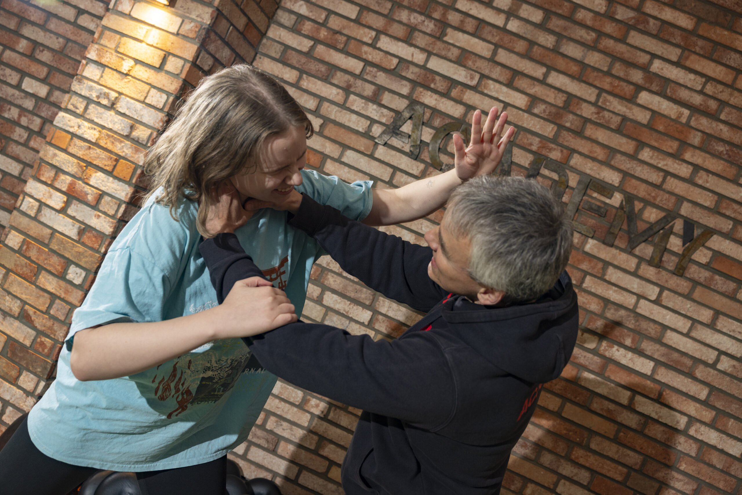 MOPO-Reporterin Emilia Skibbe trainiert mit Nahkampfprofi Marcus Ruddies Selbstverteidigung. Er würgt sie, während sie nach seinem Gesicht schlägt.