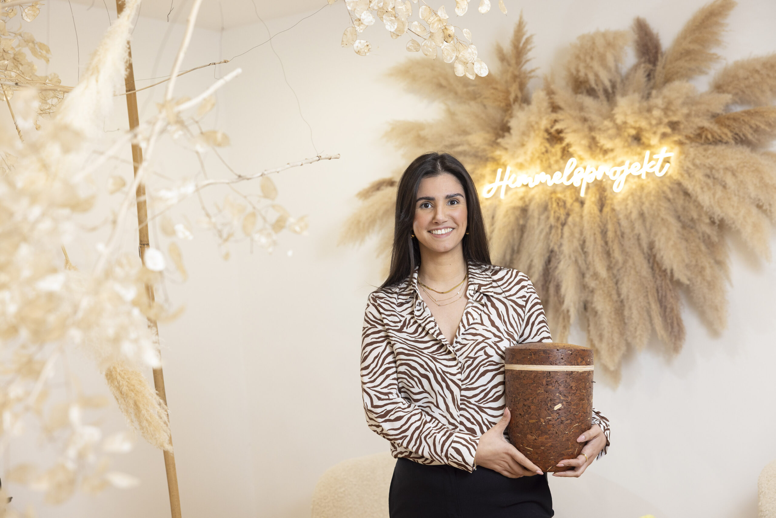 Bestatterin Seren Gören. mit Urne