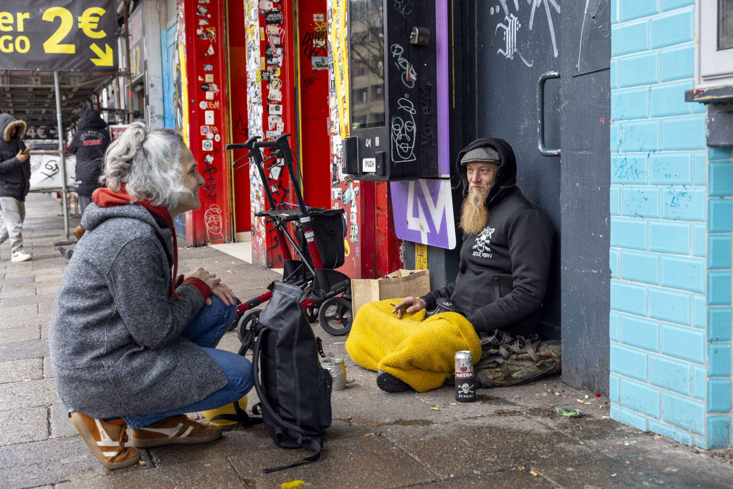 Vor dem „Penny“ Reeperbahn: Mit einer Thermoskanne Kaffee ist Annette Kaiser (56) auf dem Kiez unterwegs und besucht die Obdachlosen.