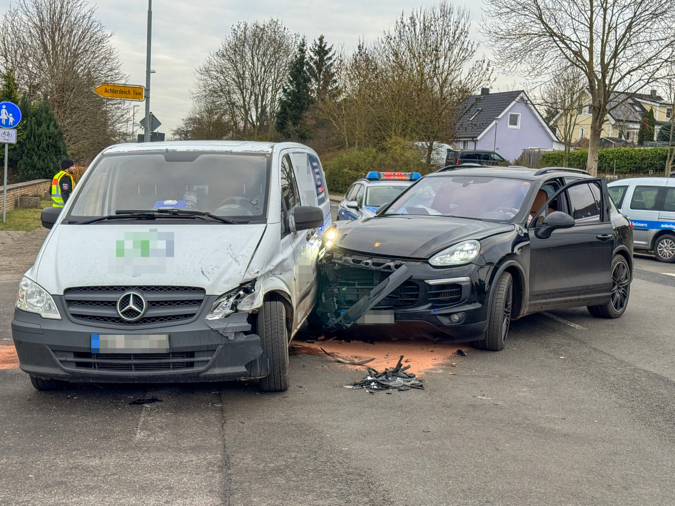 Der Mercedes Vito und der Porsche Cayenne S wurden bei dem Crash schwer beschädigt.