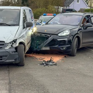 Der Mercedes Vito und der Porsche Cayenne S wurden bei dem Crash schwer beschädigt.